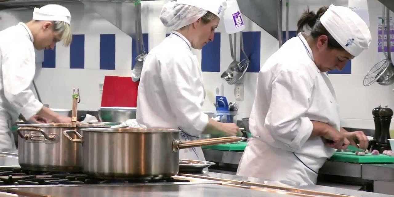 Los becarios en los restaurantes, prácticas en cocinas sin cobrar