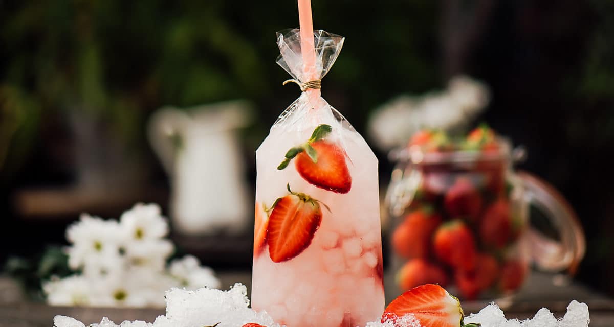 Una refrescante idea para este verano: cócteles servidos en bolsa