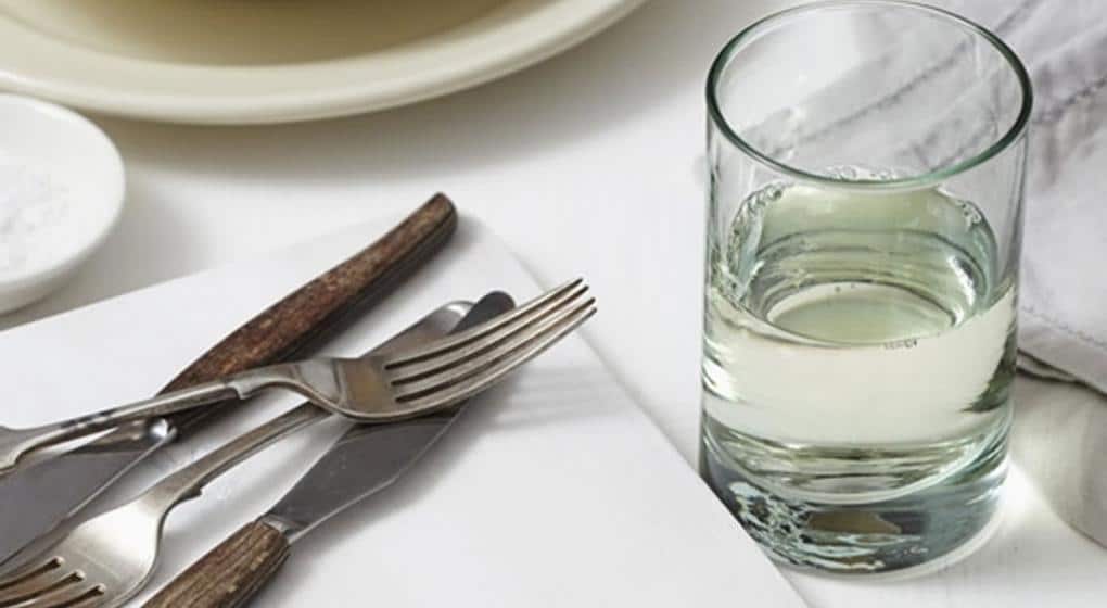 Agua en restaurante