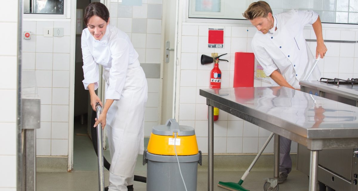 Limpieza de la cocina de un restaurante