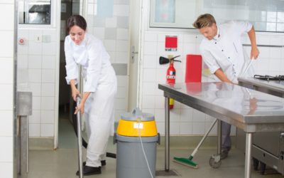 Limpieza de la cocina de un restaurante