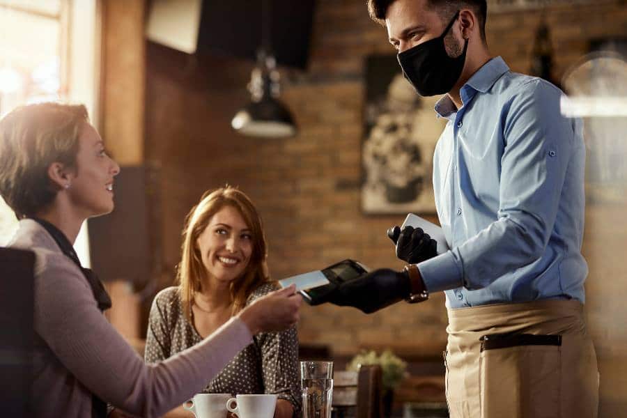 Coronavirus en restaurantes: pago en efectivo o con tarjeta