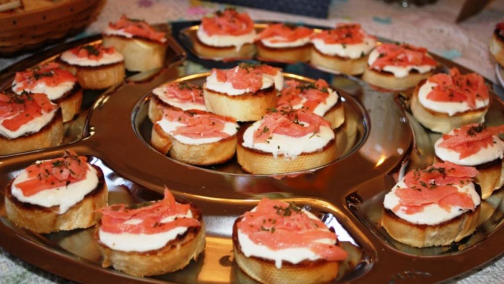 Recetas de aperitivos para tu restaurante 1 Crostini de salmon ahumado 1