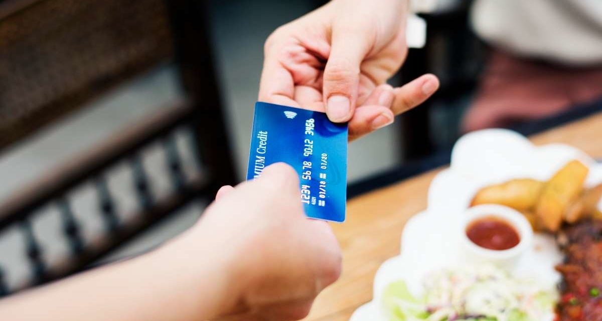 ¿Quieren los clientes de restaurantes pagar precios más altos para ayudar?