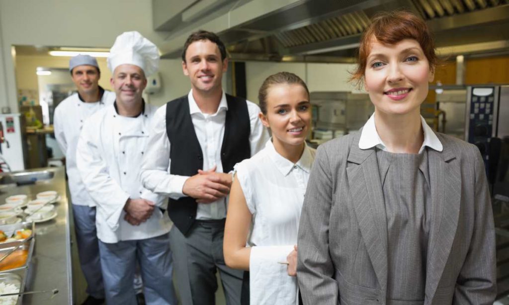 Crisis en hostelería: Cómo sobrevivir a la falta de personal 1 Personal restaurante