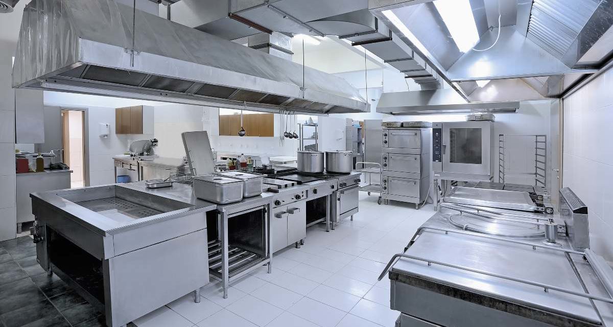¿Cómo evitar los errores comunes al elegir la maquinaria y mobiliario para tu restaurante?