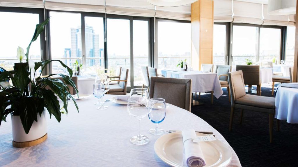 ¿Cómo evitar los errores comunes al elegir la maquinaria y mobiliario para tu restaurante? 1 Salón restaurante
