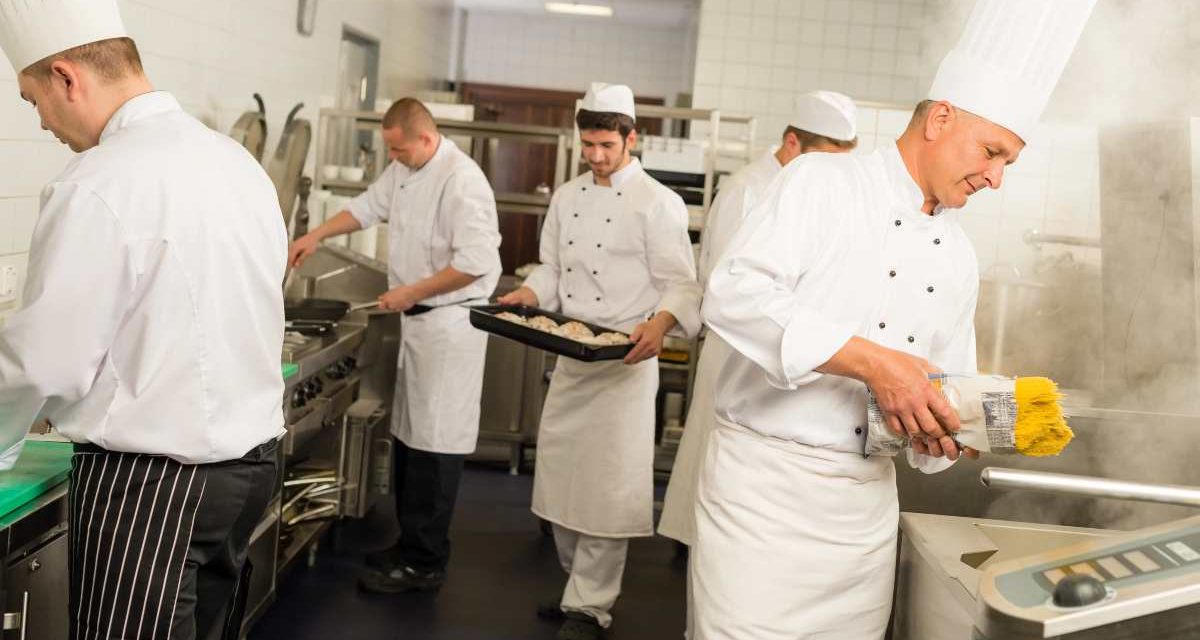 Jerarquía en la cocina de restaurantes, rangos, puestos y diferentes responsabilidades