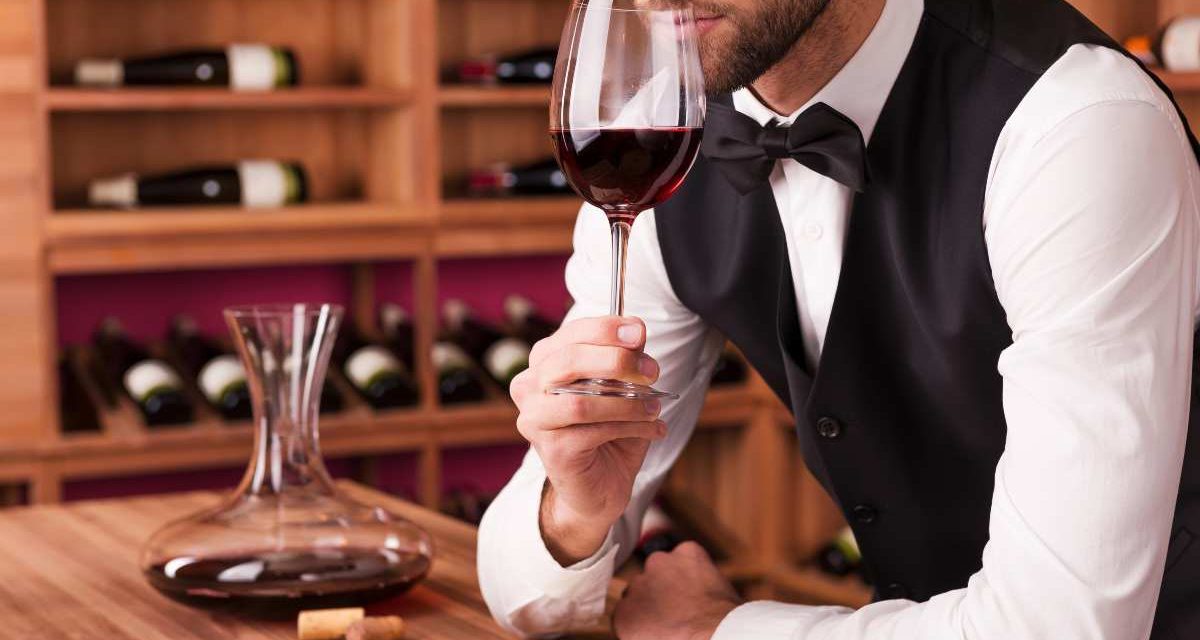 ¿Es lo mismo un sommelier o sumiller que un enólogo?