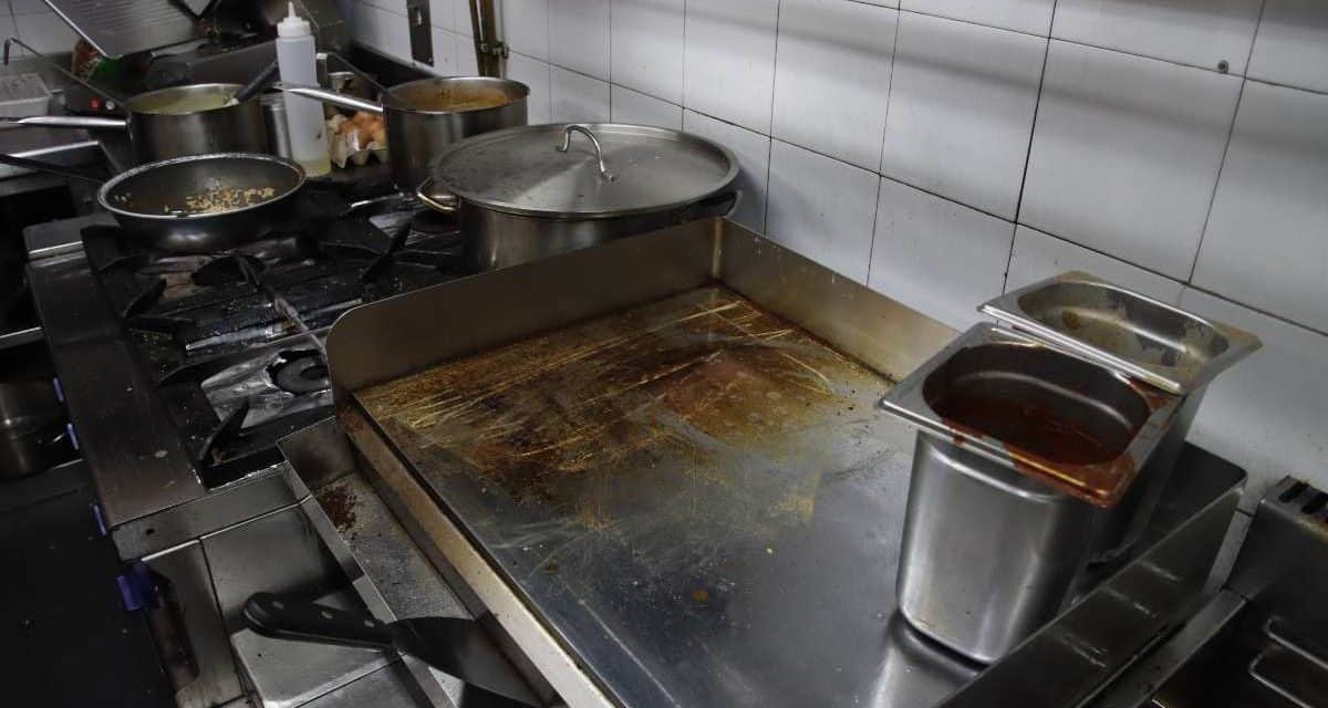 ¿Cómo hacer la limpieza de las planchas de tu cocina profesional?