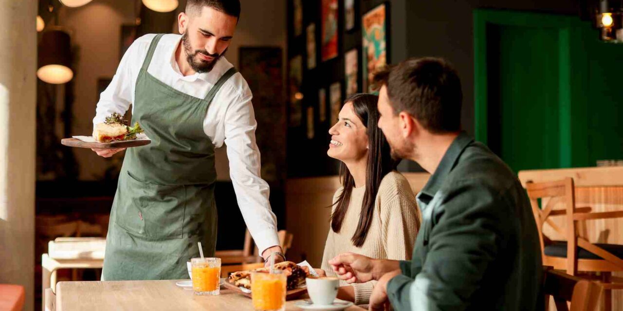 Ergonomía para camareros, inversión que reduce bajas laborales