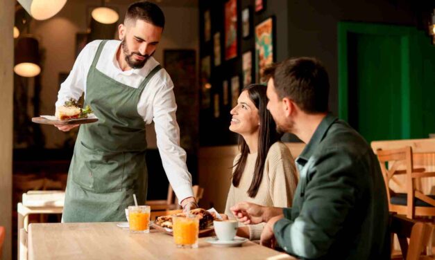 Ergonomía para camareros, inversión que reduce bajas laborales